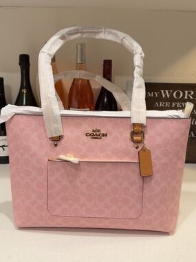 Powder Pink Station Tote in Signature canvas